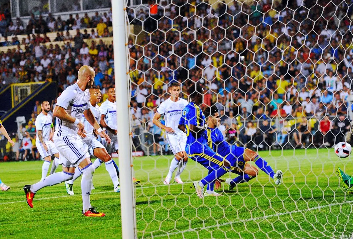 لحظه ای که عزت اللهی دروازه اندرلخت را گشود+عکس