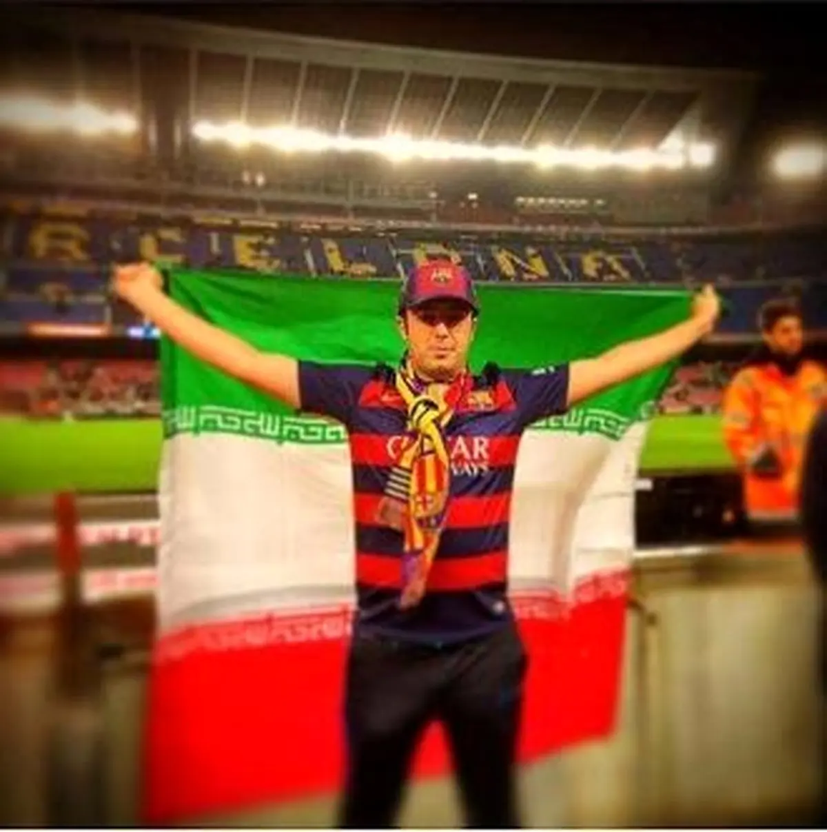 تصویری از فردی که دیشب در نیوکمپ پرچم ایران را به دست داشت