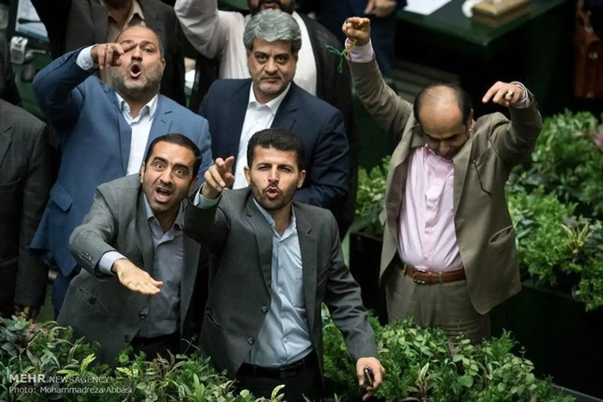 عکس جالبی از نمایندگان مجلس پس از جلسه رای اعتماد