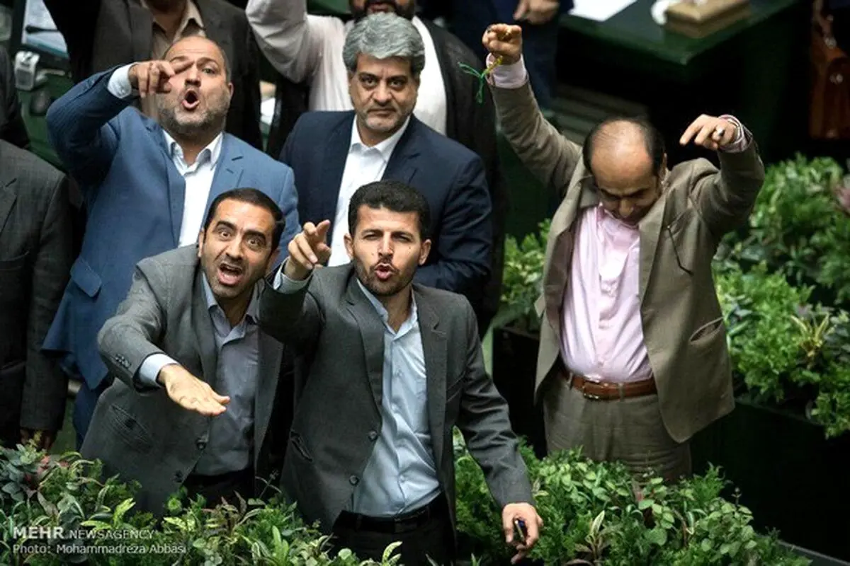 عکس جالبی از نمایندگان مجلس پس از جلسه رای اعتماد