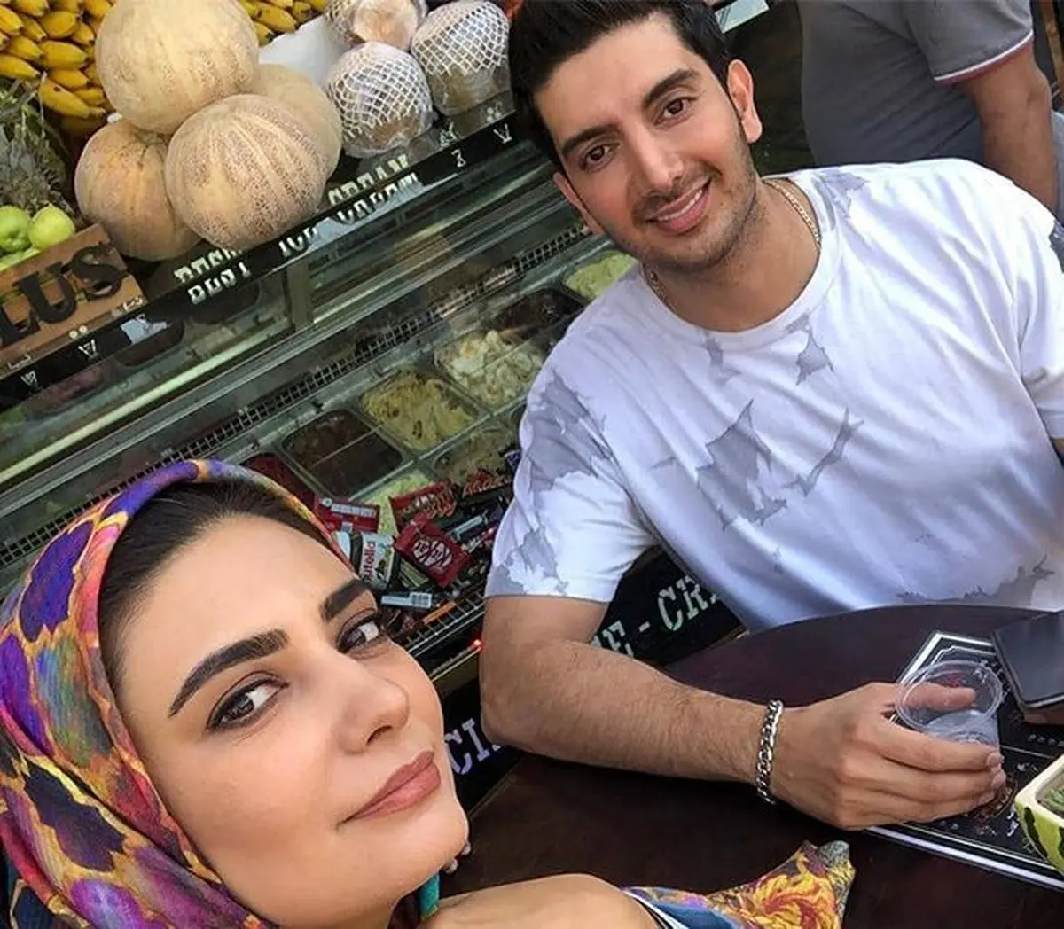 عکس / سلفی بازیگر زن و مرد سریال مانکن در یک آبمیوه فروشی