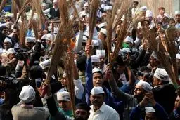 عکس/تنبیه زنان سرکش به سبک گولابی!