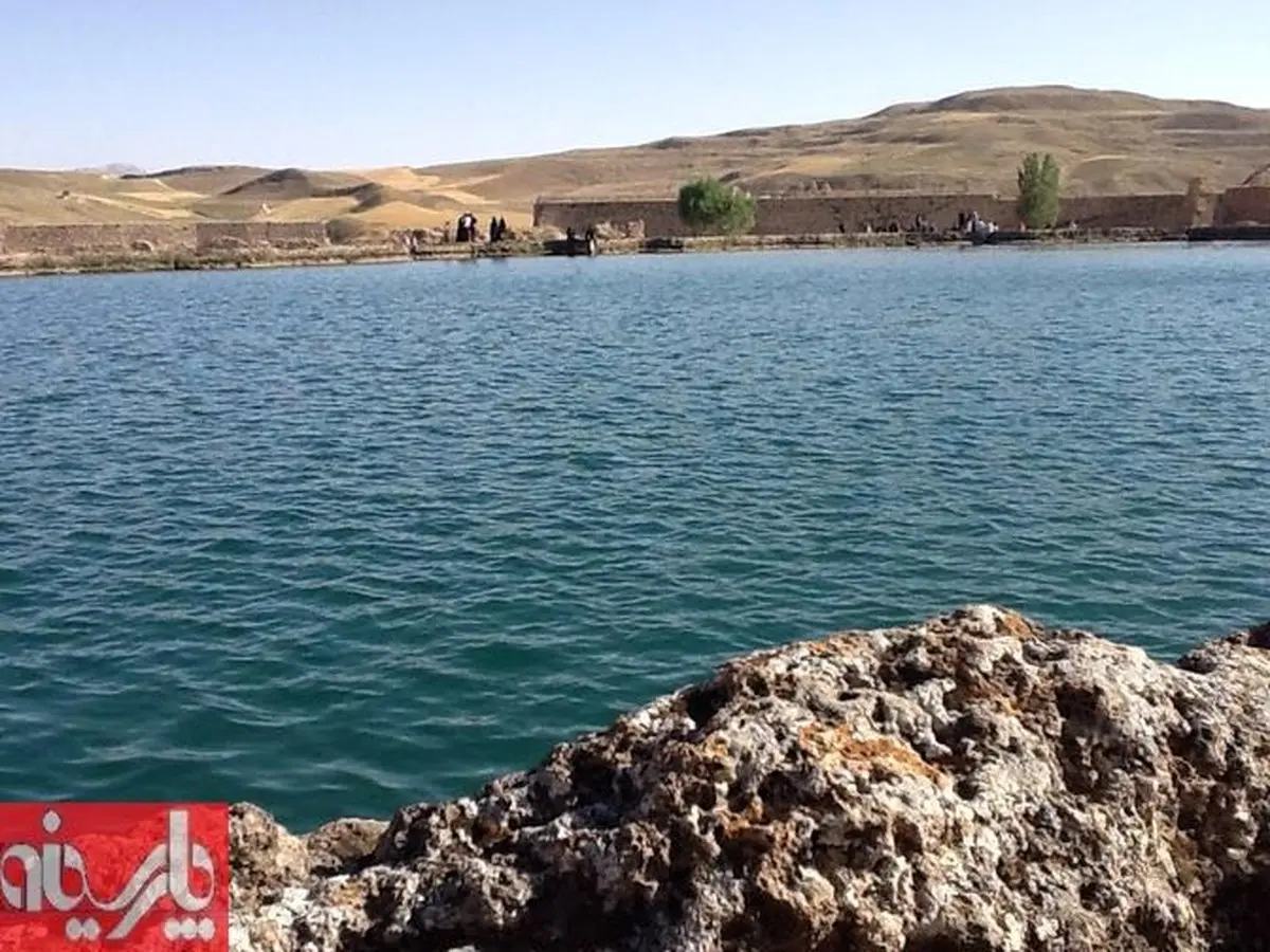 قبری کنار درياچه تخت سليمان تكاب