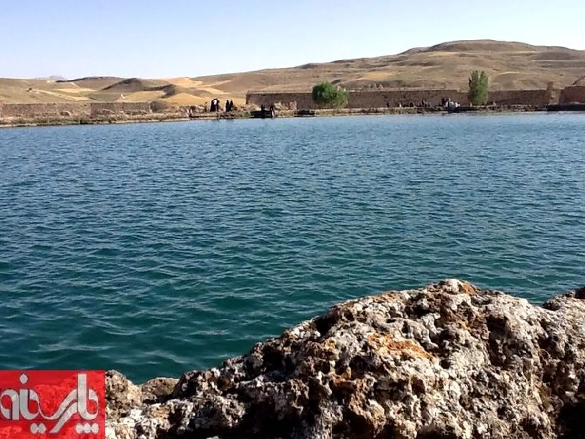 قبری کنار درياچه تخت سليمان تكاب