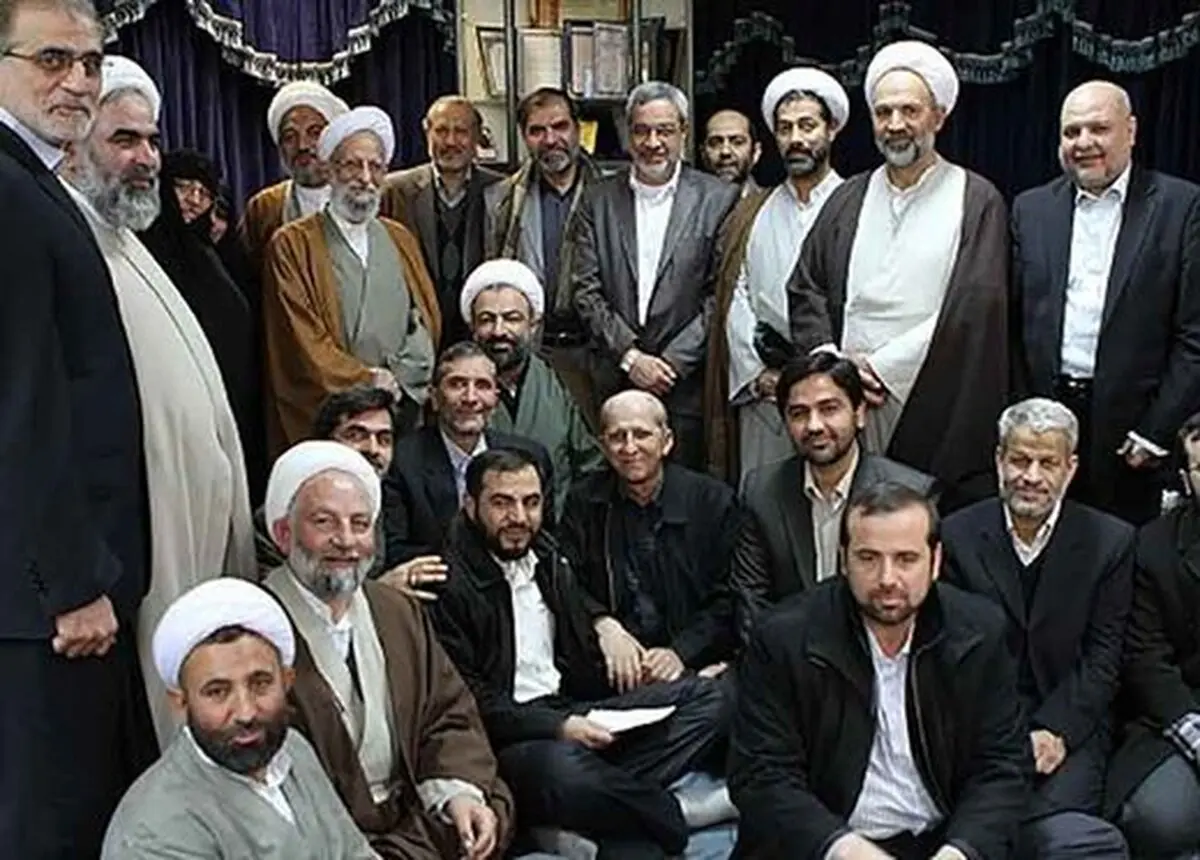 چه کسی از جانب جبهه پایداری در جلسات شورای وحدت شرکت می‌کند؟