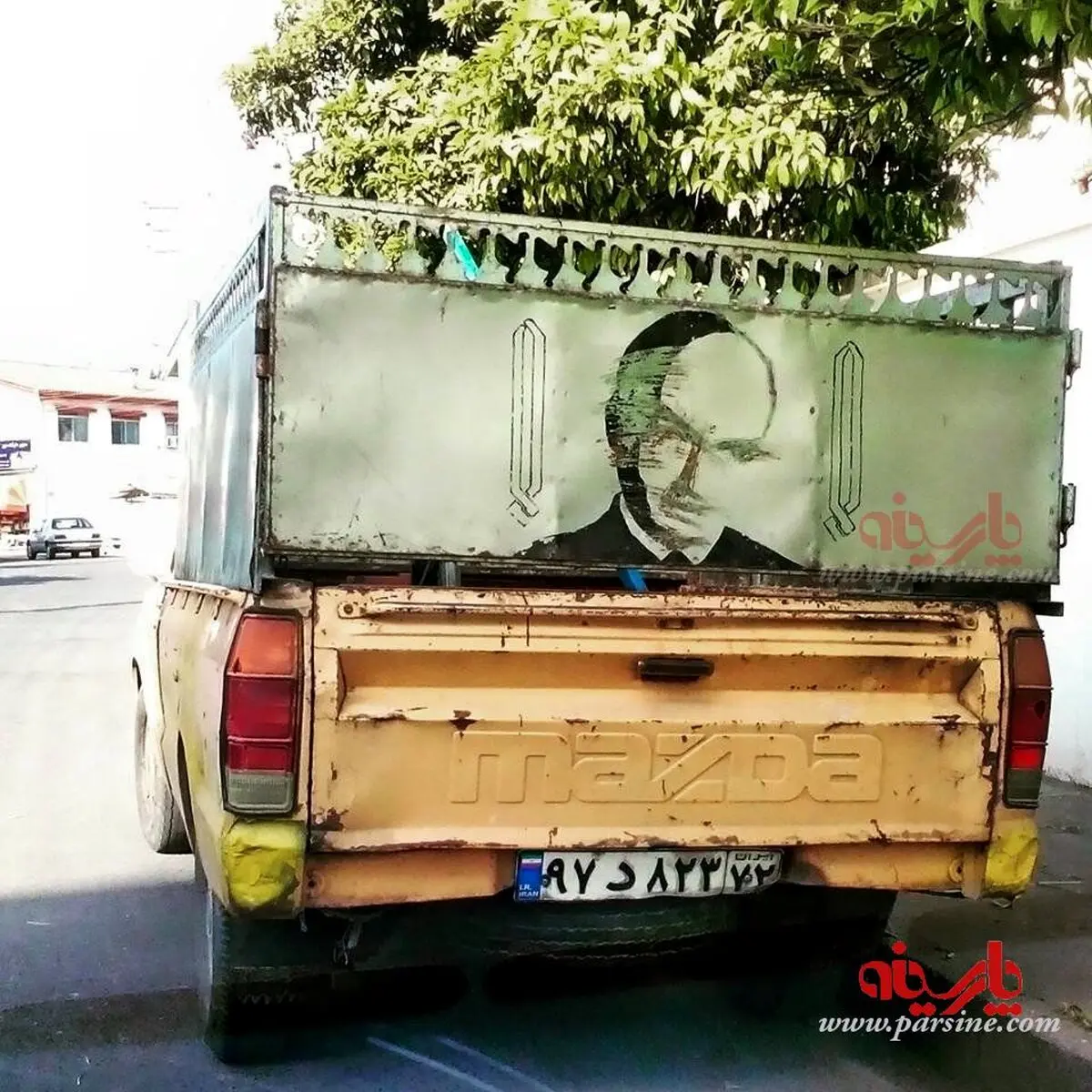 تصویر دکترشریعتی روی وانت مزدا/ساری