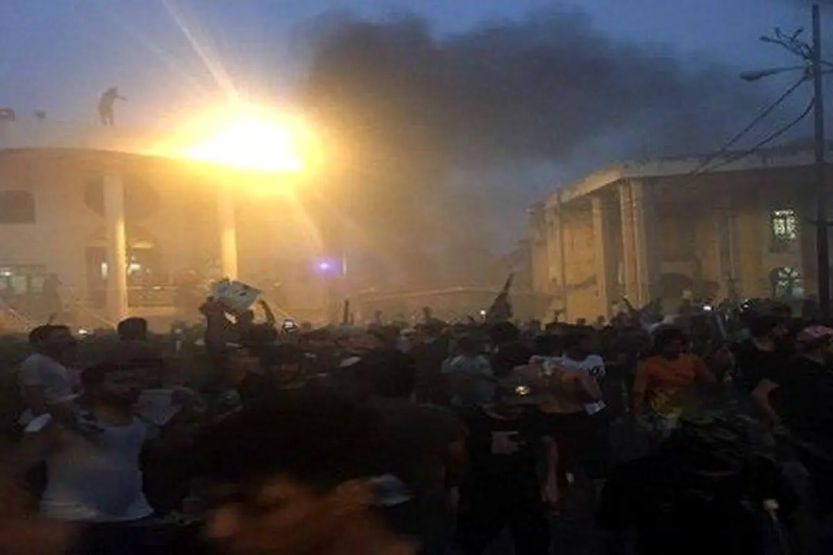 تصاویری از حمله وحشیانه عراقی ها به کنسولگری ایران در بصره