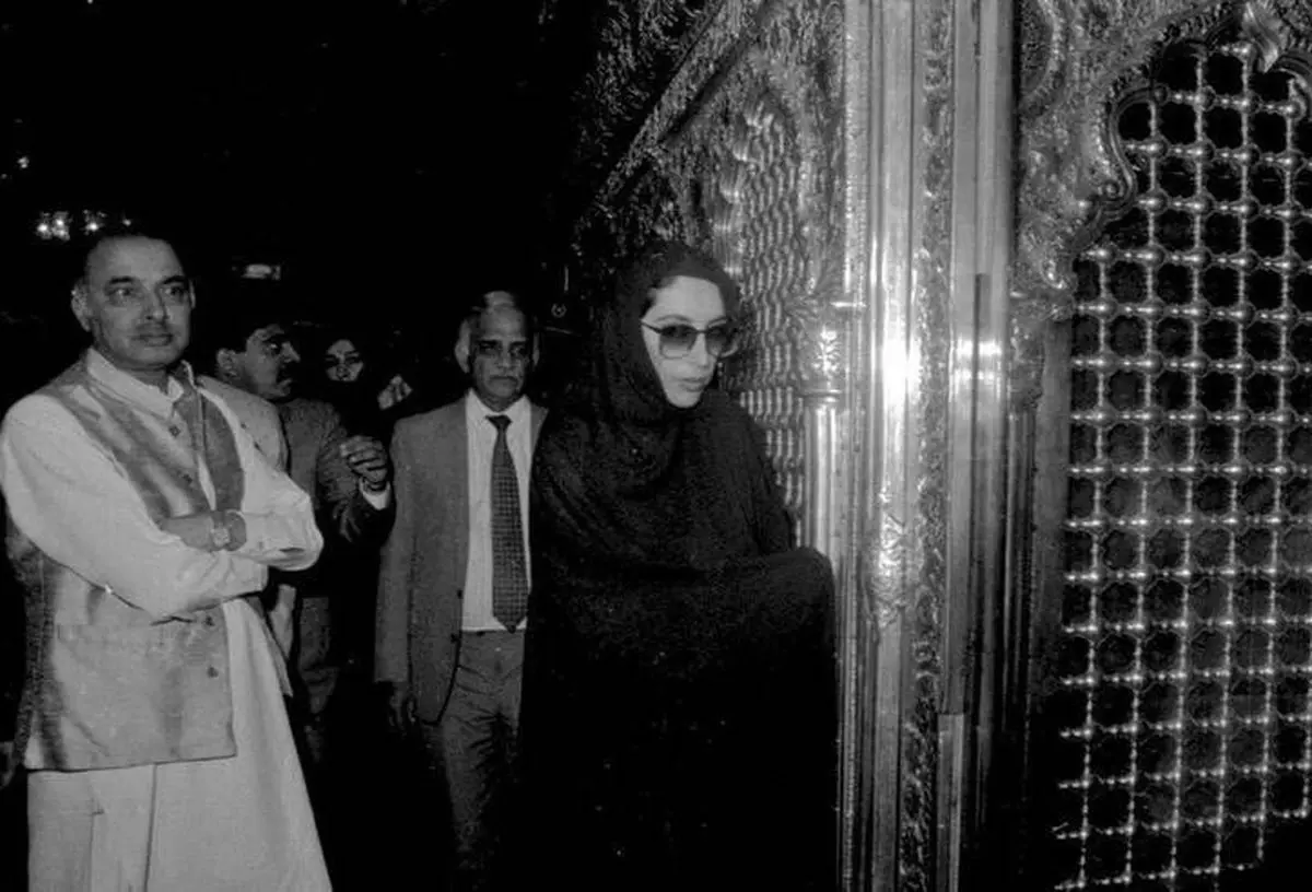 "بی‌نظیر بوتو" در حرم امام رضا(ع)/ عکس