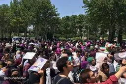 حامیان روحانی در استادیوم 12هزارنفری آزادی/تصاویر