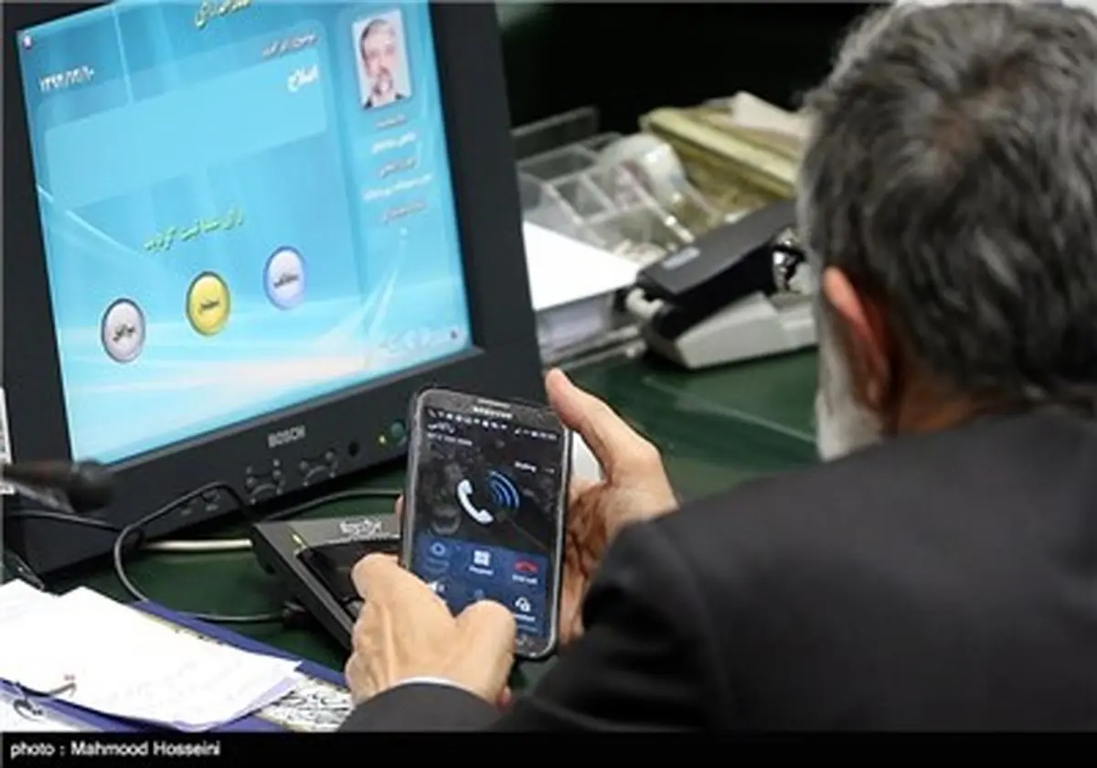 وقتی زاکانی در مجلس به حدادعادل زنگ می‌زند!/ عکس