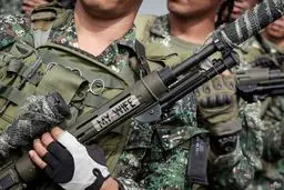 رابطه عاشقانه یک سرباز فیلیپینی با اسلحه خود/عکس