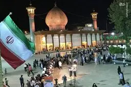 صف طولانی اخذ رای در حرم مطهر شاهچراغ (ع)/عکس
