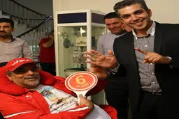 تغییر موضع جالب خبرنگار بیست و سی/ عکس