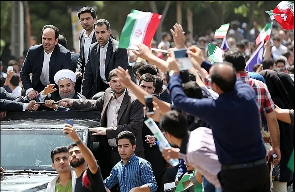 سلفی با حسن روحانی/ عکس