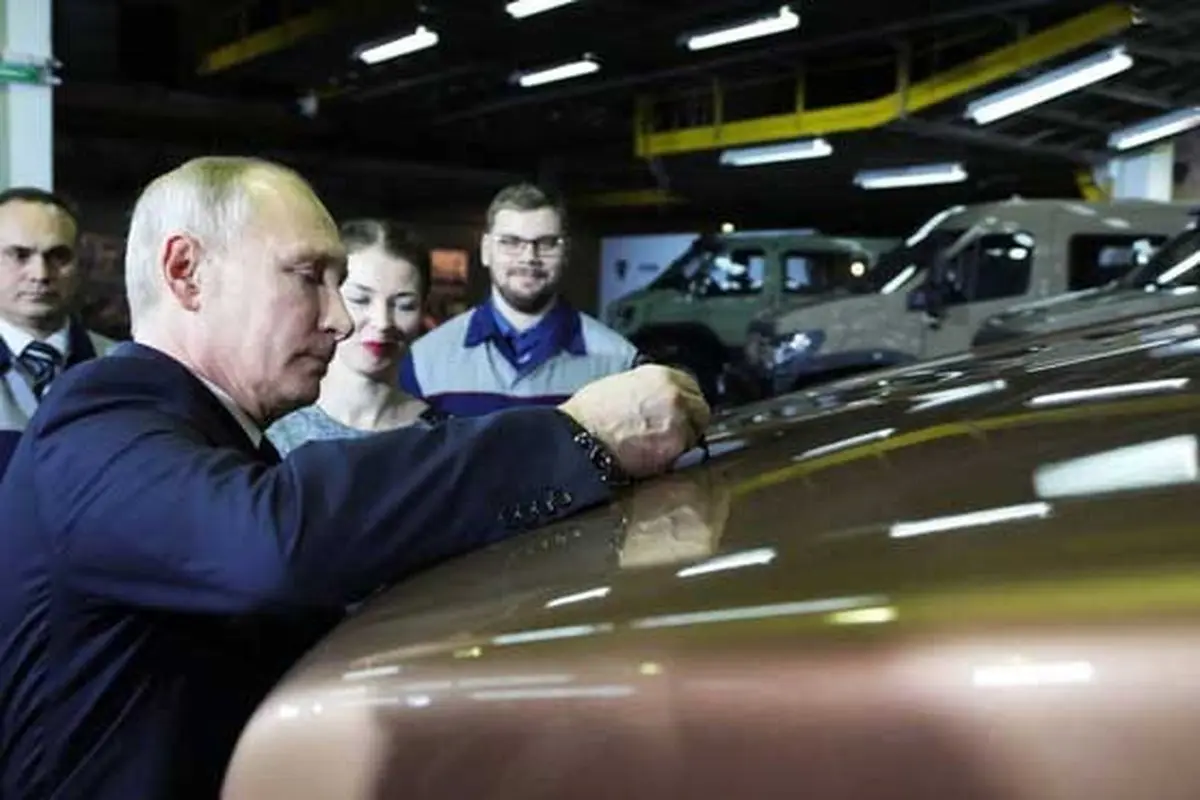 امضای پوتین پای کاپوت یک خودرو/عکس