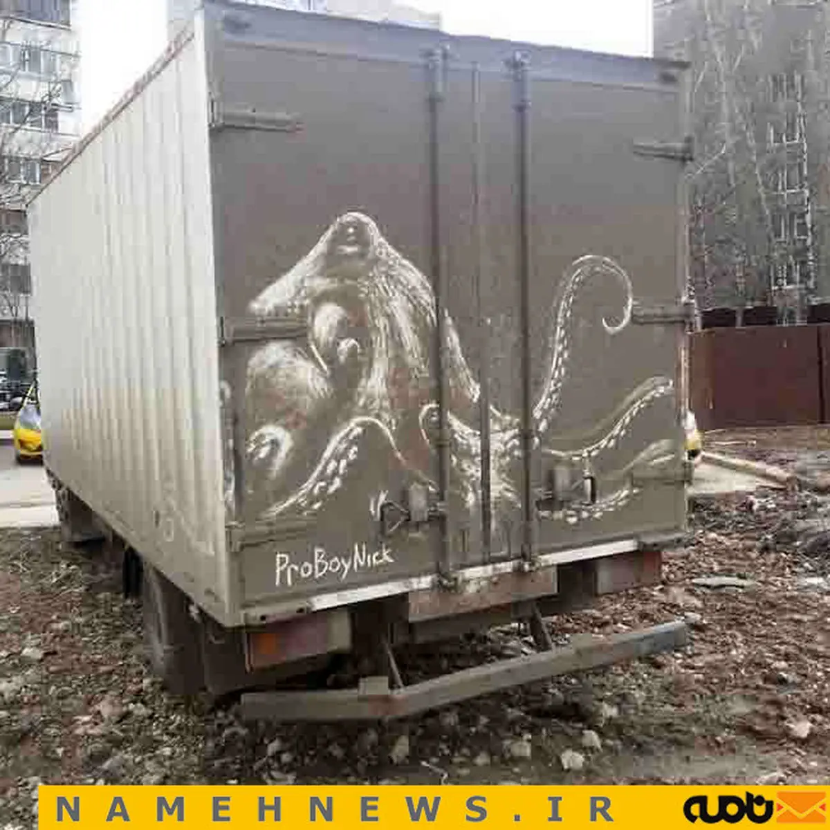 تصاویر نقاشی‌های هنرمندانه روی ماشین‌های کثیف