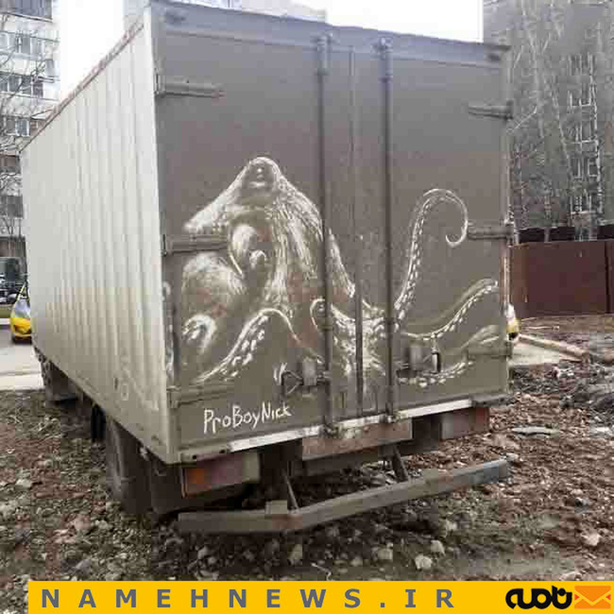 تصاویر نقاشی‌های هنرمندانه روی ماشین‌های کثیف
