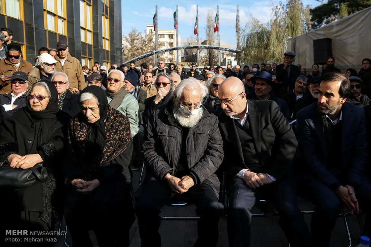 ماسک جمشید مشایخی در هوای آلوده تهران/عکس