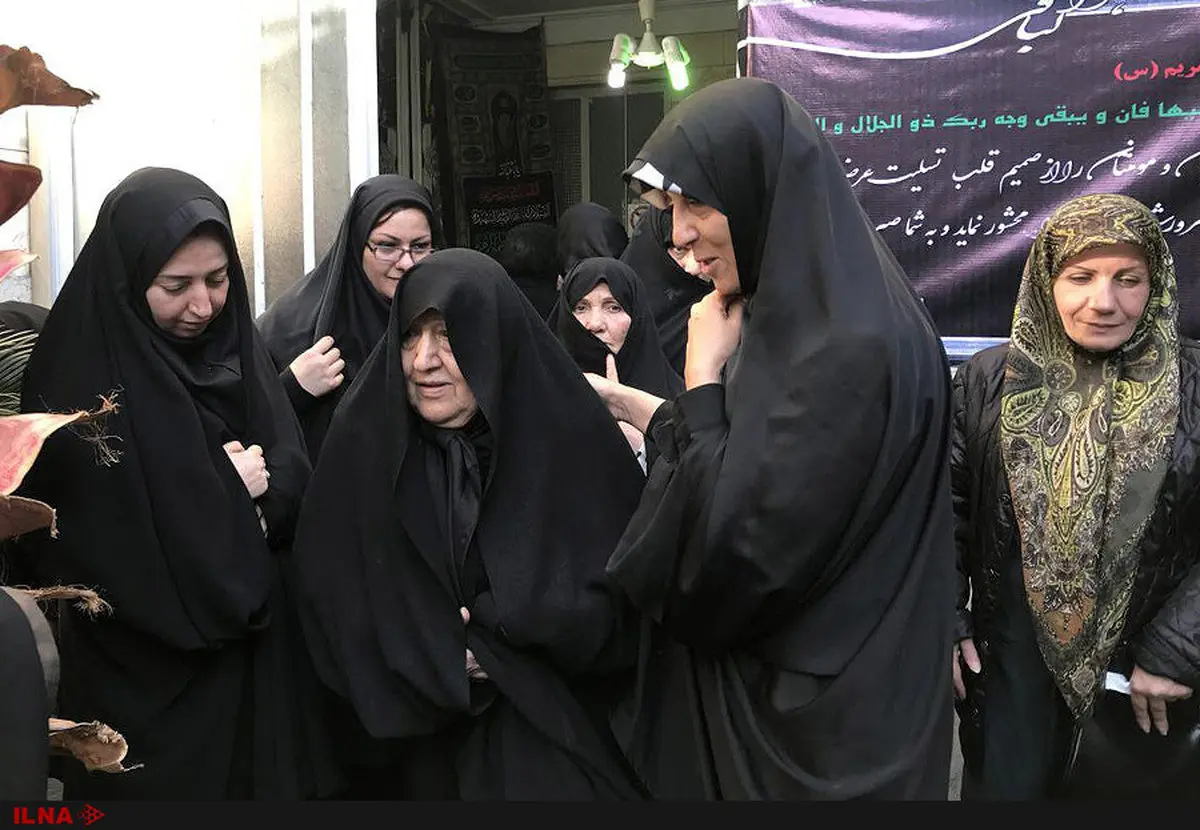 عکسی از همسر آیت الله هاشمی در مراسم ختم مادر زهرا رهنورد