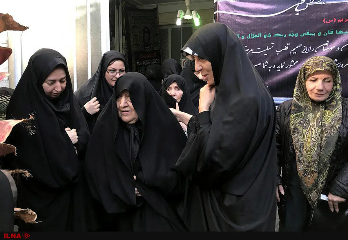 عکسی از همسر آیت الله هاشمی در مراسم ختم مادر زهرا رهنورد