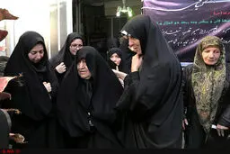 عکسی از همسر آیت الله هاشمی در مراسم ختم مادر زهرا رهنورد