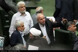 تک عکس های جالب از حواشی جلسه امروز مجلس