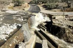 تخریب یک جاده روستایی بر اثر سیل/عکس