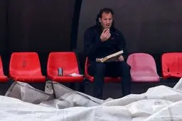 پیتزاخوری روی نیمکت پرسپولیس + عکس