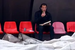 پیتزاخوری روی نیمکت پرسپولیس + عکس