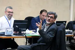 عکس / نماینده سابق مجلس در حال ثبت نام در انتخابات مجلس