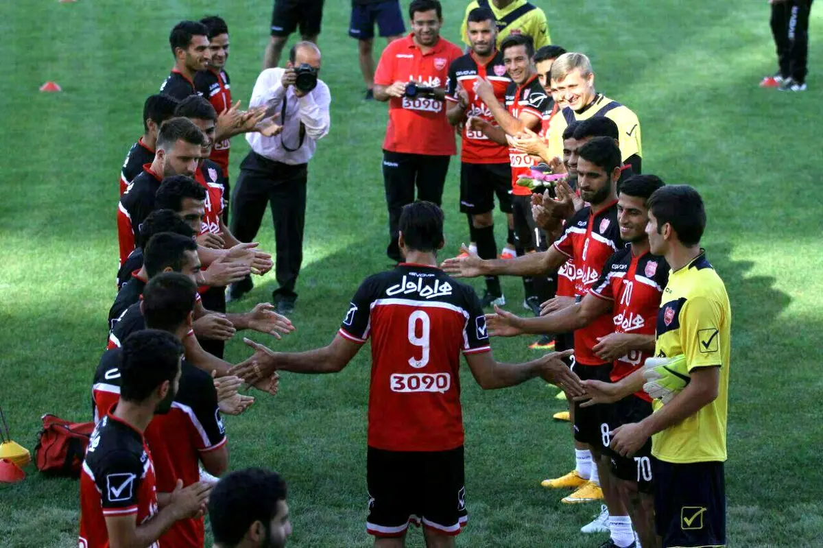 استقبال جالب پرسپولیسی‌ها از طارمی/ عکس