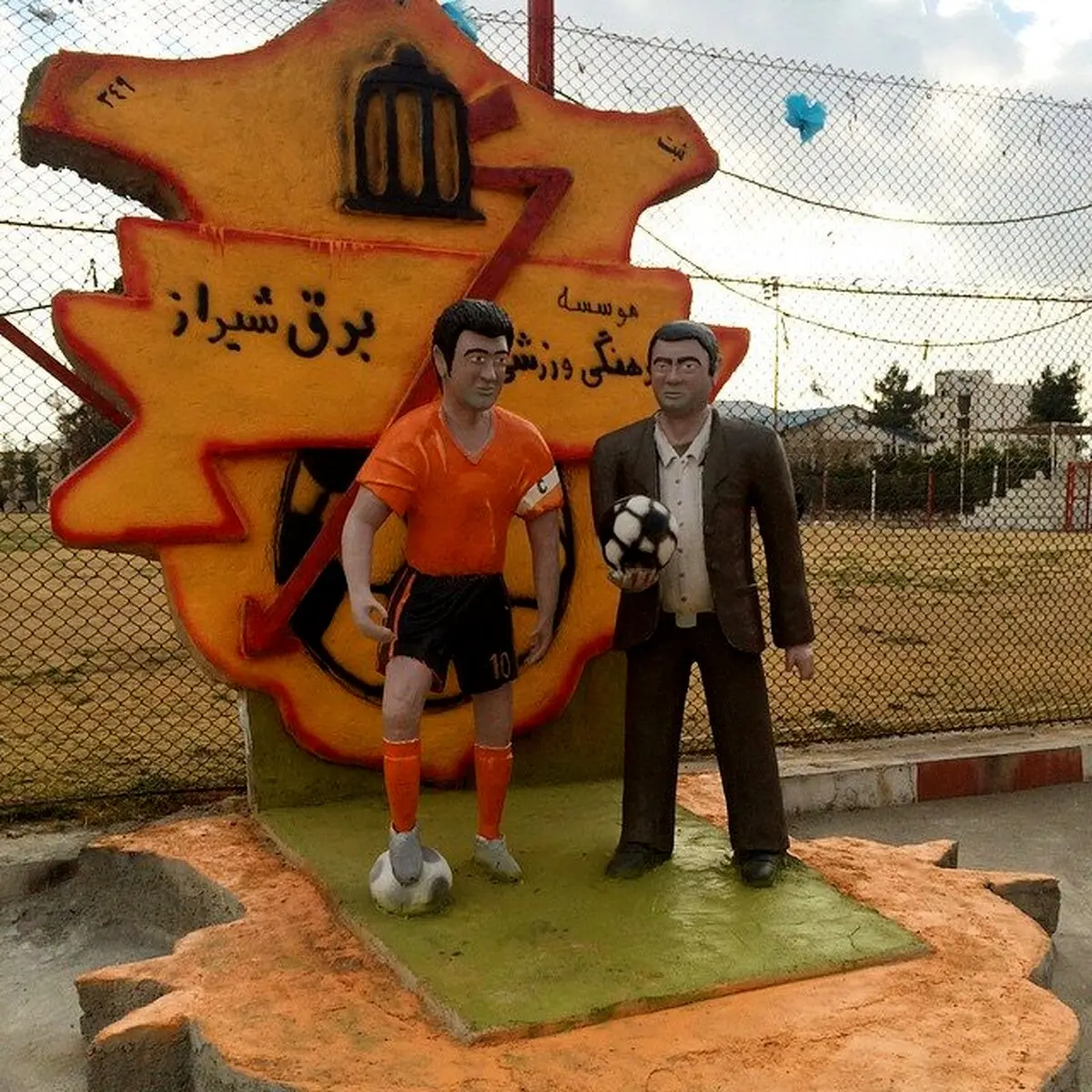 نصب مجسمه شاغلام و ستار زارع در شيراز/ عکس