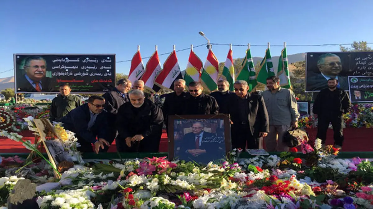 روایت تصویری از حضور سردار سلیمانی بر سر مزار جلال طالبانی