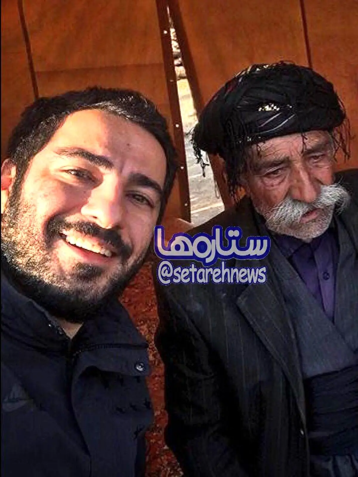نوید محمدزاده در کنار پیرمرد کرمانشاهی که درخواست چادر داشت/عکس