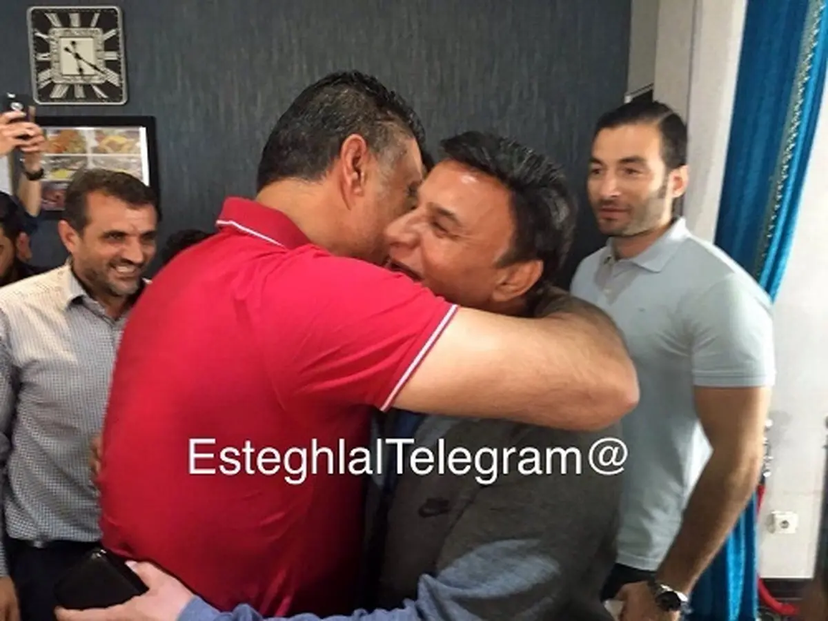 تصویری از علی دایی و پرویز مظلومی در آغوش هم