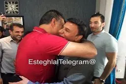 تصویری از علی دایی و پرویز مظلومی در آغوش هم