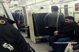 عکس/ حمل یخچال با مترو