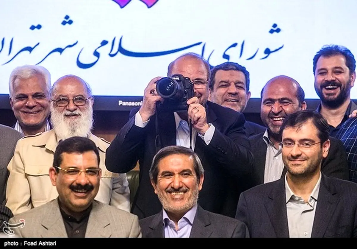 عکاسی قالیباف از خبرنگاران در جلسه آخر شورای شهر