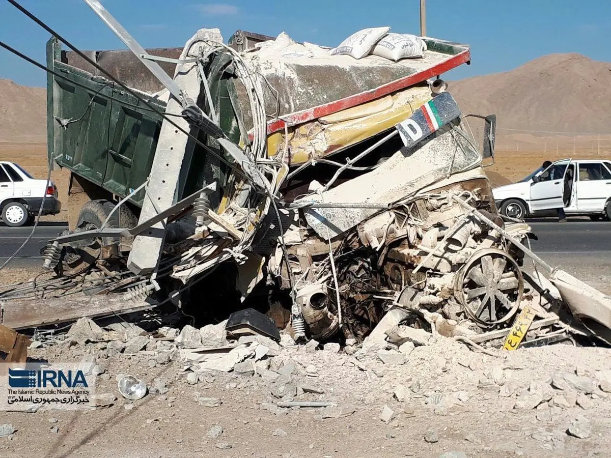 تصویری از متلاشی شدن کامیون در تصادف با تیر چراغ برق