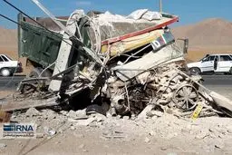 تصویری از متلاشی شدن کامیون در تصادف با تیر چراغ برق