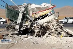 تصویری از متلاشی شدن کامیون در تصادف با تیر چراغ برق