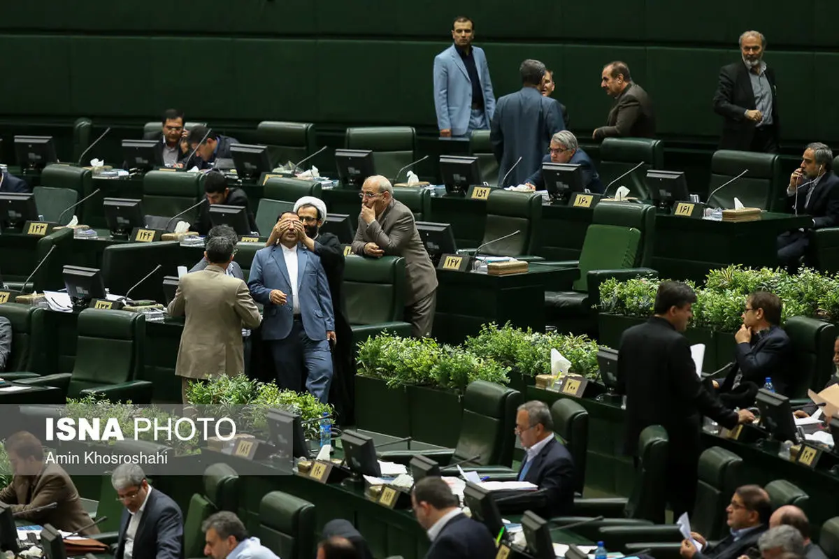 شوخی دو نماینده در صحن علنی مجلس/ عکس