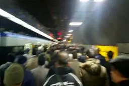 ایستگاه مترو انقلاب مملو از جمعیت برای وداع با ایت‌الله/ عکس