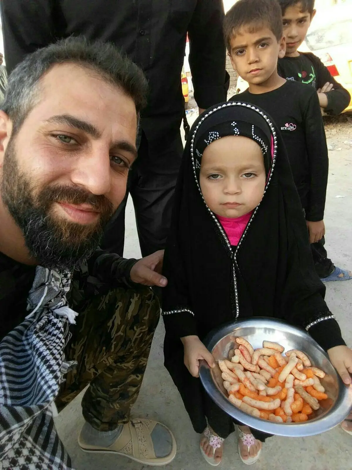 نذری متفاوت یک دختربچه در پیاده‌روی اربعین/عکس