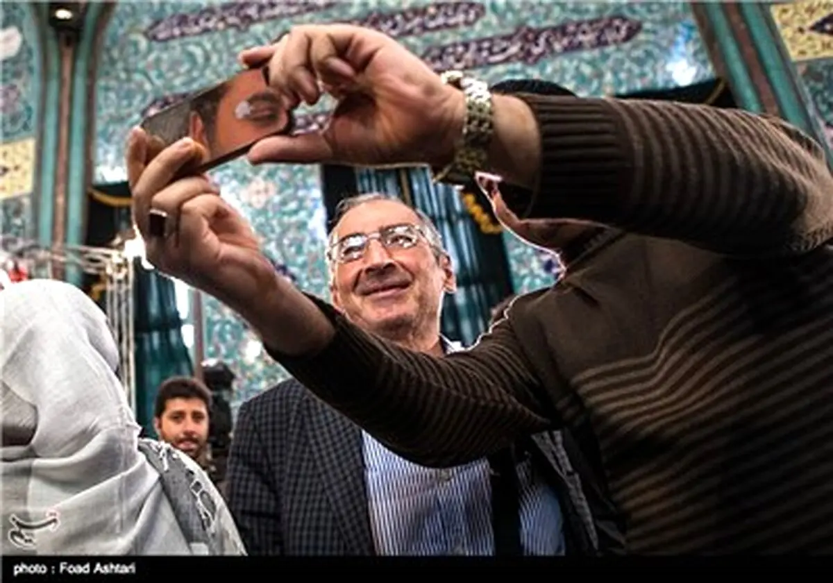 سلفی گرفتن با زیباکلام موقع رای گیری/ عکس