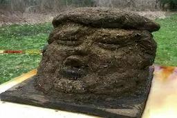 مجسمه آقای رئیس جمهور با فضولات حیوانی! + عکس