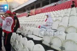 عکسی از حضور یک بانوی تراکتوری در ورزشگاه