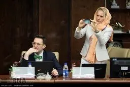 تیپ متفاوت یک شرکت کننده اروپایی در همایش تجاری ایران/عکس