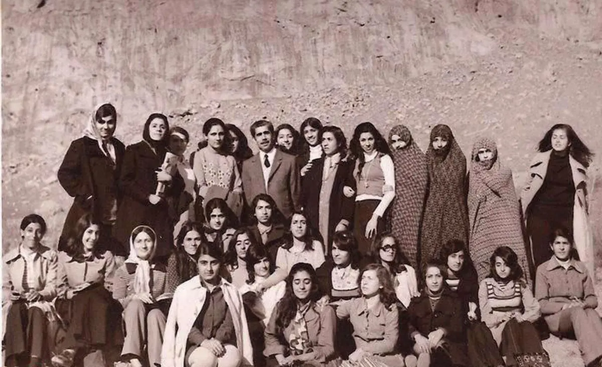 دختران دبیرستانی دهه 50/ عکس