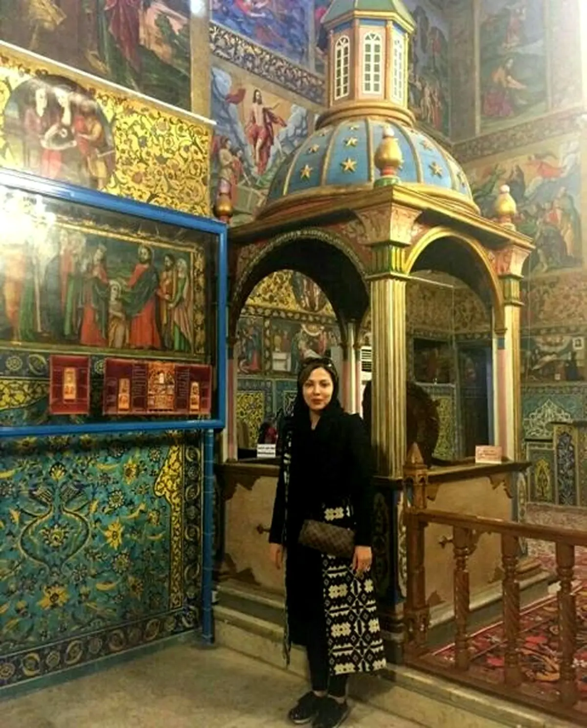 بازیگر زن سینما در یک کلیسای اصفهان